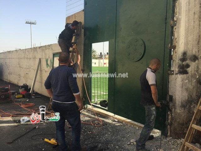     فيديو: تركيب الشباك والبوابات في الملعب الشرقي ورمزي بدير يصرح  مجتمعنا يعشق النقد الاعمى ولا ينظرون الى الانجاز كإنجاز ...  